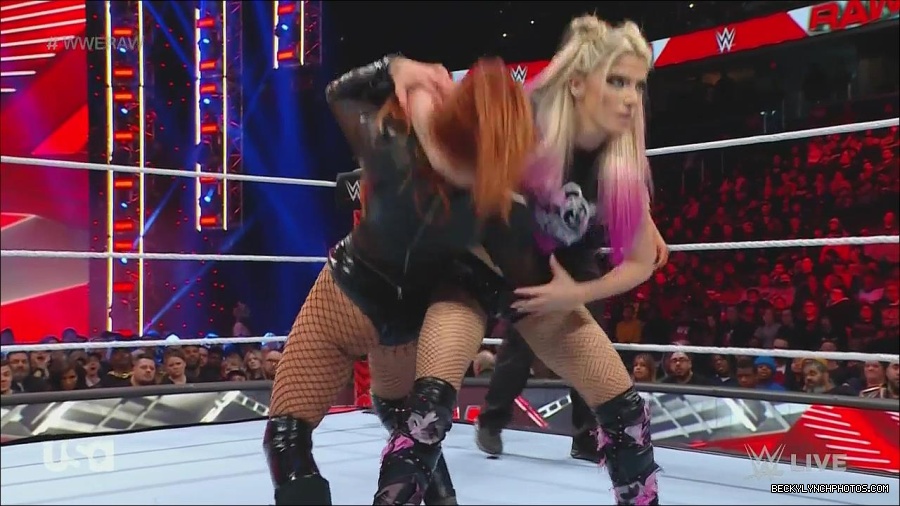 WWE_Monday_Night_Raw_2022_12_05_720p_HDTV_x264-NWCHD_mp4_006850034.jpg