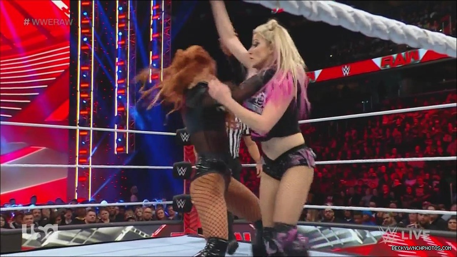 WWE_Monday_Night_Raw_2022_12_05_720p_HDTV_x264-NWCHD_mp4_006851235.jpg