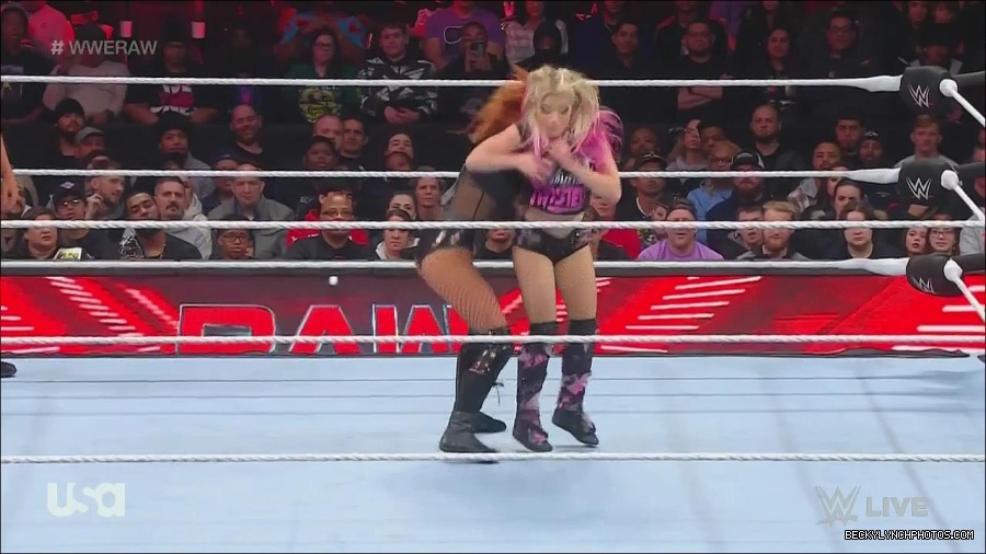 WWE_Monday_Night_Raw_2022_12_05_720p_HDTV_x264-NWCHD_mp4_006852036.jpg