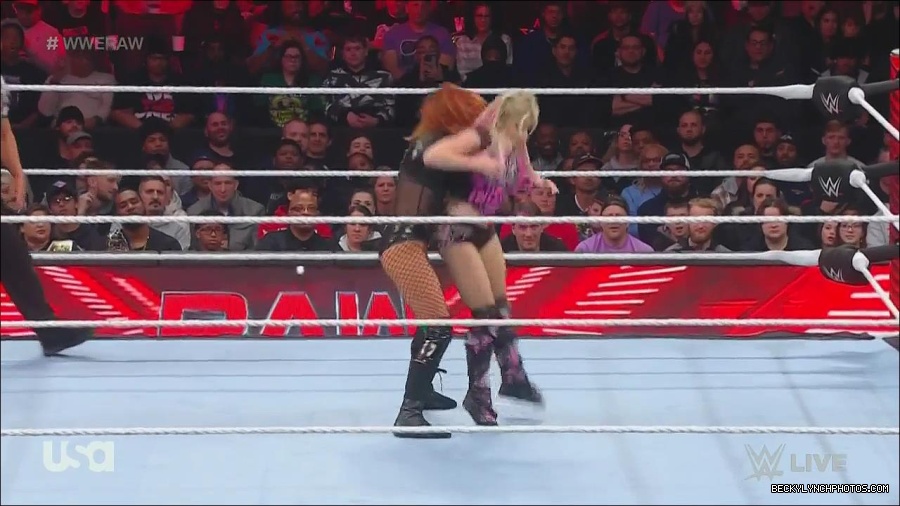 WWE_Monday_Night_Raw_2022_12_05_720p_HDTV_x264-NWCHD_mp4_006852436.jpg