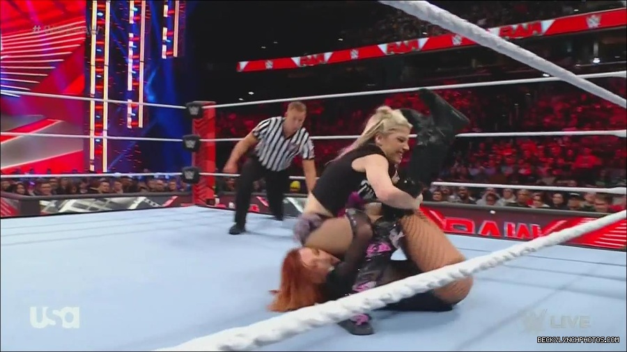 WWE_Monday_Night_Raw_2022_12_05_720p_HDTV_x264-NWCHD_mp4_006854438.jpg