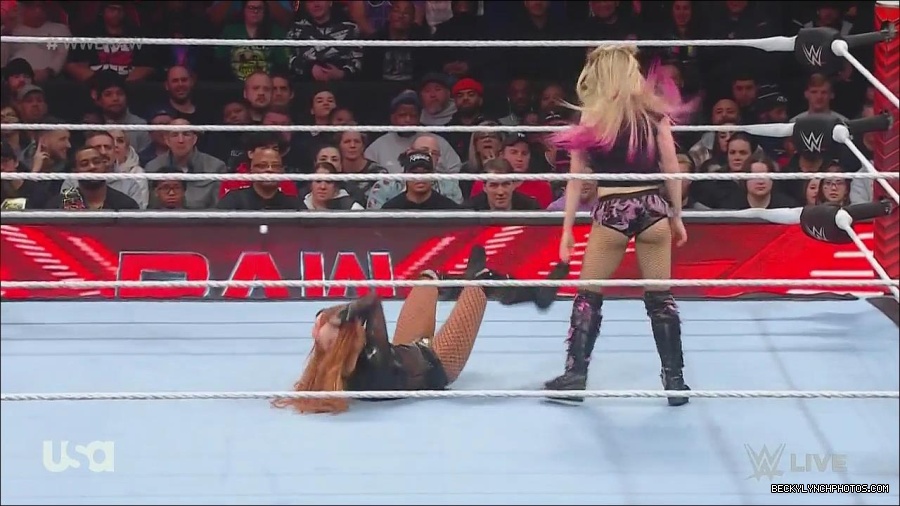 WWE_Monday_Night_Raw_2022_12_05_720p_HDTV_x264-NWCHD_mp4_006861646.jpg