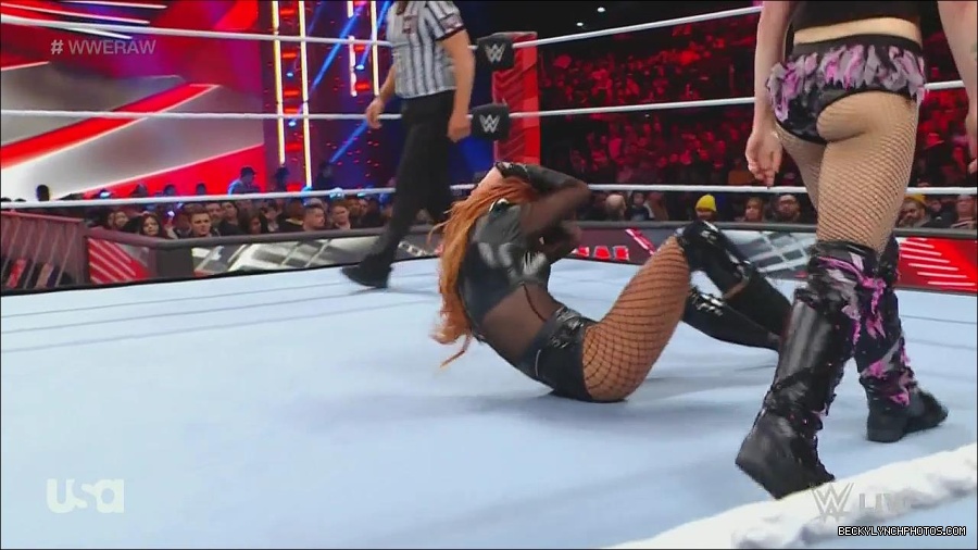 WWE_Monday_Night_Raw_2022_12_05_720p_HDTV_x264-NWCHD_mp4_006862046.jpg