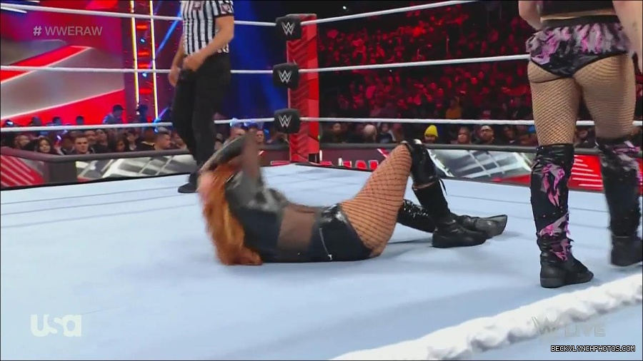 WWE_Monday_Night_Raw_2022_12_05_720p_HDTV_x264-NWCHD_mp4_006862446.jpg