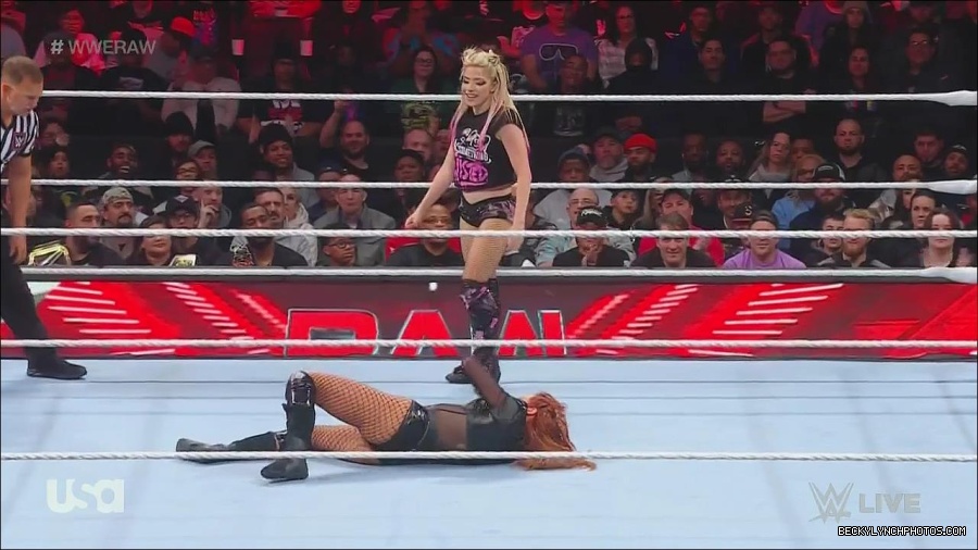 WWE_Monday_Night_Raw_2022_12_05_720p_HDTV_x264-NWCHD_mp4_006866851.jpg