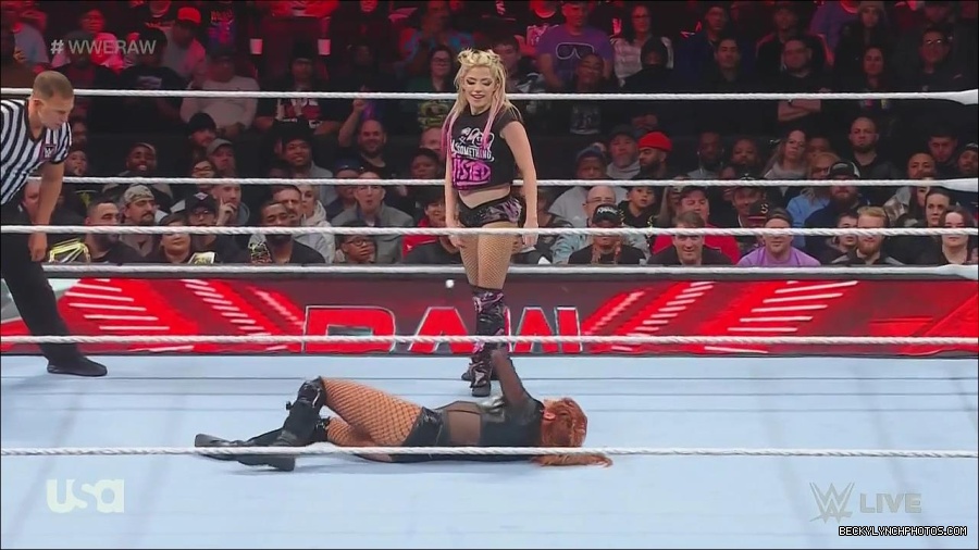 WWE_Monday_Night_Raw_2022_12_05_720p_HDTV_x264-NWCHD_mp4_006867251.jpg
