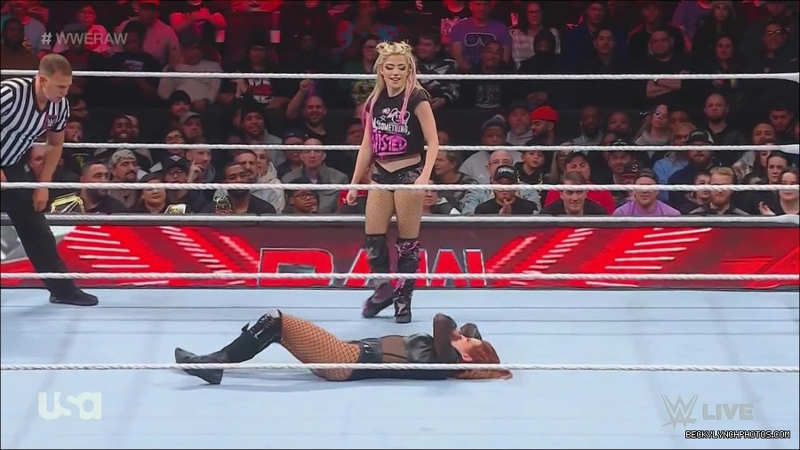WWE_Monday_Night_Raw_2022_12_05_720p_HDTV_x264-NWCHD_mp4_006867652.jpg