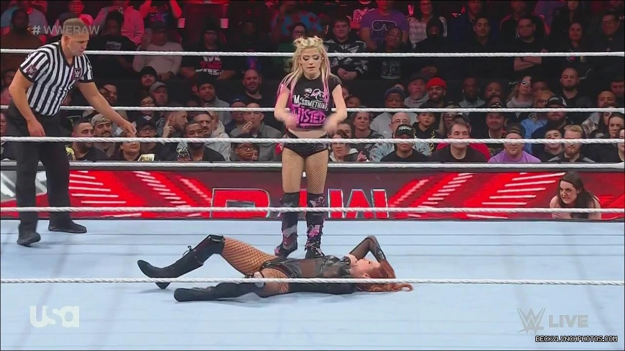 WWE_Monday_Night_Raw_2022_12_05_720p_HDTV_x264-NWCHD_mp4_006869253.jpg