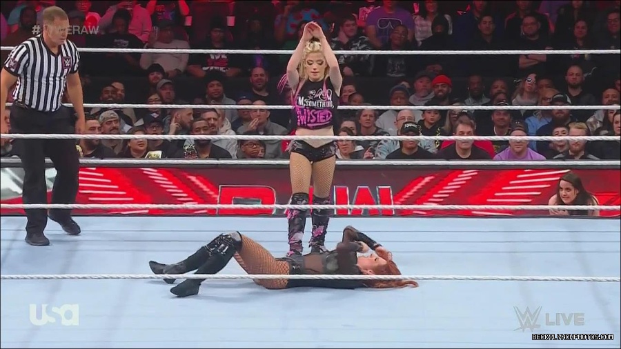 WWE_Monday_Night_Raw_2022_12_05_720p_HDTV_x264-NWCHD_mp4_006869654.jpg