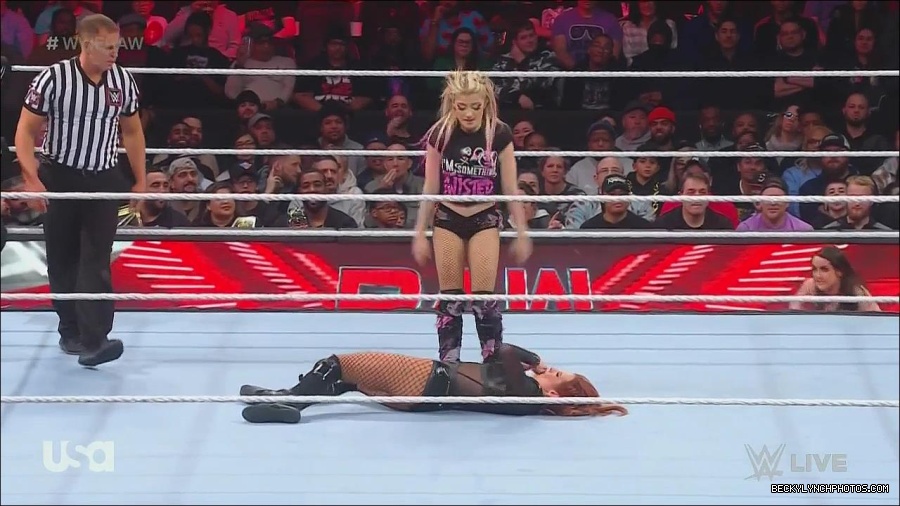 WWE_Monday_Night_Raw_2022_12_05_720p_HDTV_x264-NWCHD_mp4_006870054.jpg