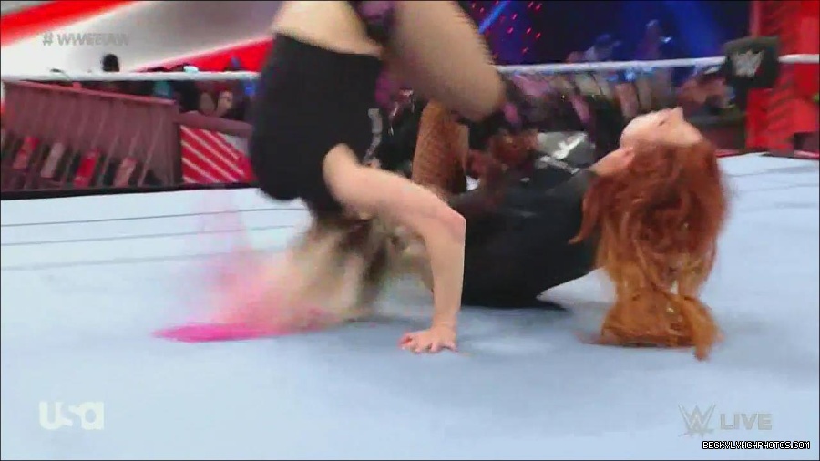 WWE_Monday_Night_Raw_2022_12_05_720p_HDTV_x264-NWCHD_mp4_006871656.jpg