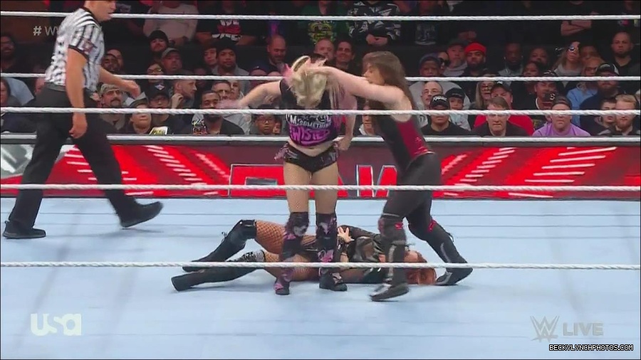 WWE_Monday_Night_Raw_2022_12_05_720p_HDTV_x264-NWCHD_mp4_006873257.jpg