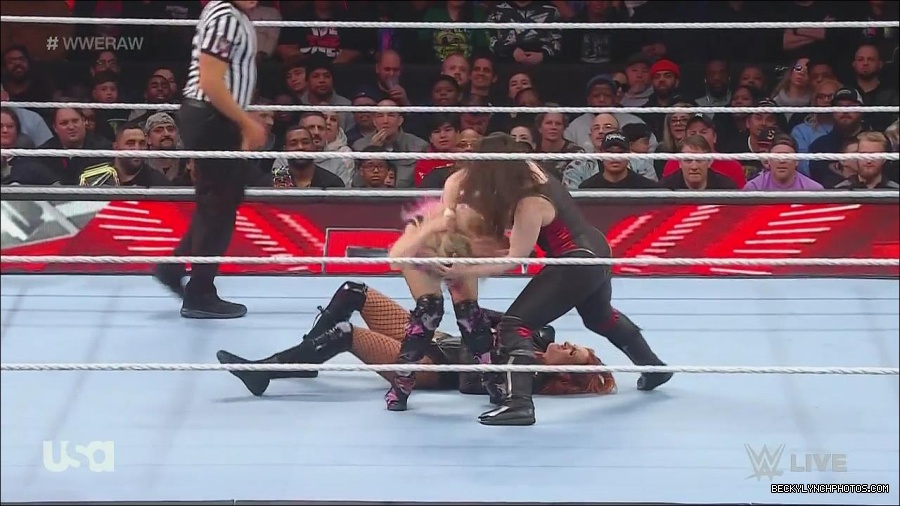 WWE_Monday_Night_Raw_2022_12_05_720p_HDTV_x264-NWCHD_mp4_006873658.jpg