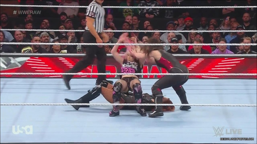 WWE_Monday_Night_Raw_2022_12_05_720p_HDTV_x264-NWCHD_mp4_006874058.jpg