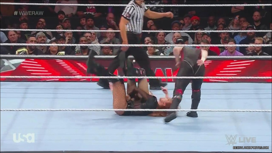 WWE_Monday_Night_Raw_2022_12_05_720p_HDTV_x264-NWCHD_mp4_006874458.jpg