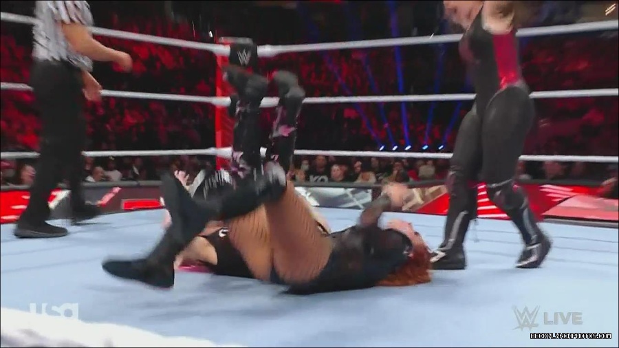 WWE_Monday_Night_Raw_2022_12_05_720p_HDTV_x264-NWCHD_mp4_006874859.jpg