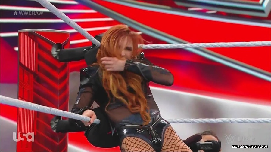 WWE_Monday_Night_Raw_2022_12_05_720p_HDTV_x264-NWCHD_mp4_006883267.jpg