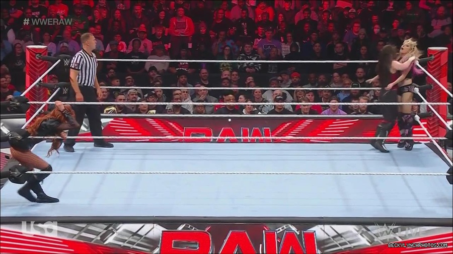 WWE_Monday_Night_Raw_2022_12_05_720p_HDTV_x264-NWCHD_mp4_006885670.jpg