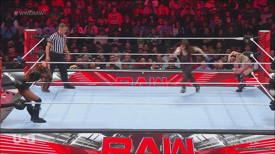 WWE_Monday_Night_Raw_2022_12_05_720p_HDTV_x264-NWCHD_mp4_006886470.jpg
