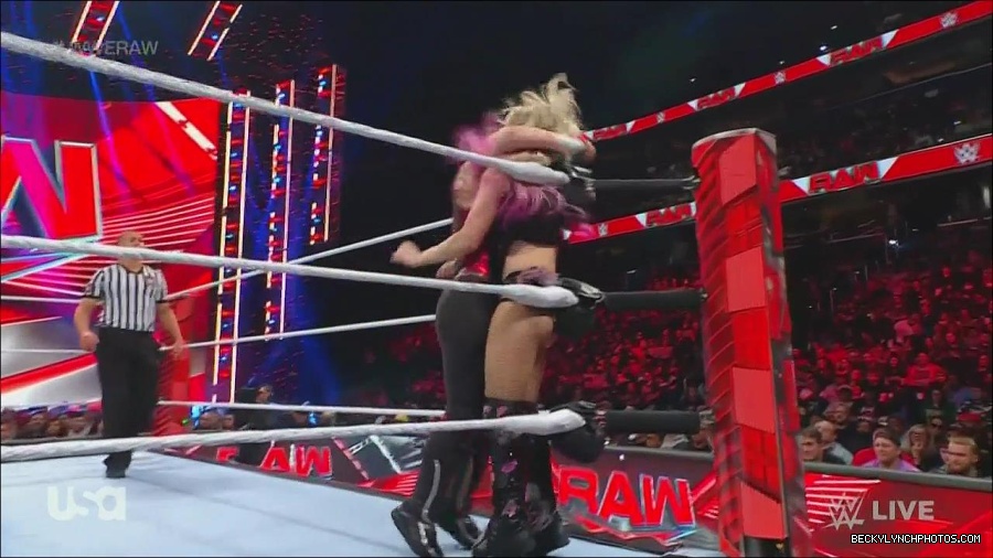 WWE_Monday_Night_Raw_2022_12_05_720p_HDTV_x264-NWCHD_mp4_006890474.jpg