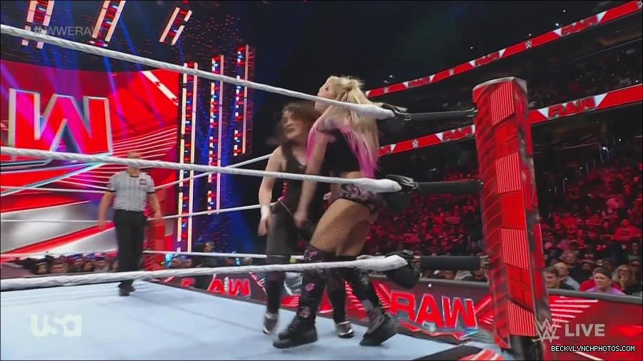 WWE_Monday_Night_Raw_2022_12_05_720p_HDTV_x264-NWCHD_mp4_006890875.jpg
