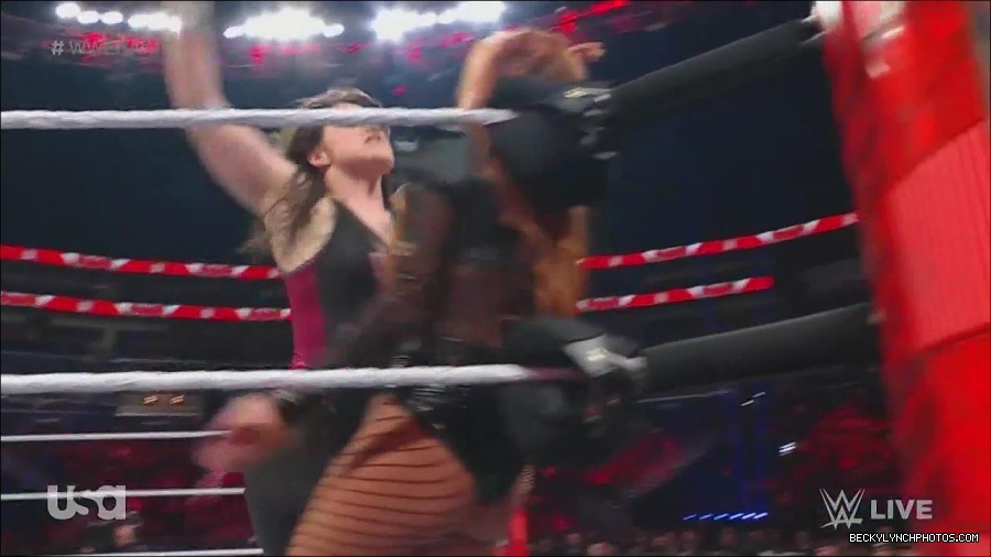 WWE_Monday_Night_Raw_2022_12_05_720p_HDTV_x264-NWCHD_mp4_006892877.jpg