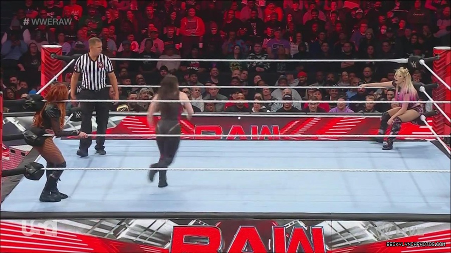 WWE_Monday_Night_Raw_2022_12_05_720p_HDTV_x264-NWCHD_mp4_006894078.jpg