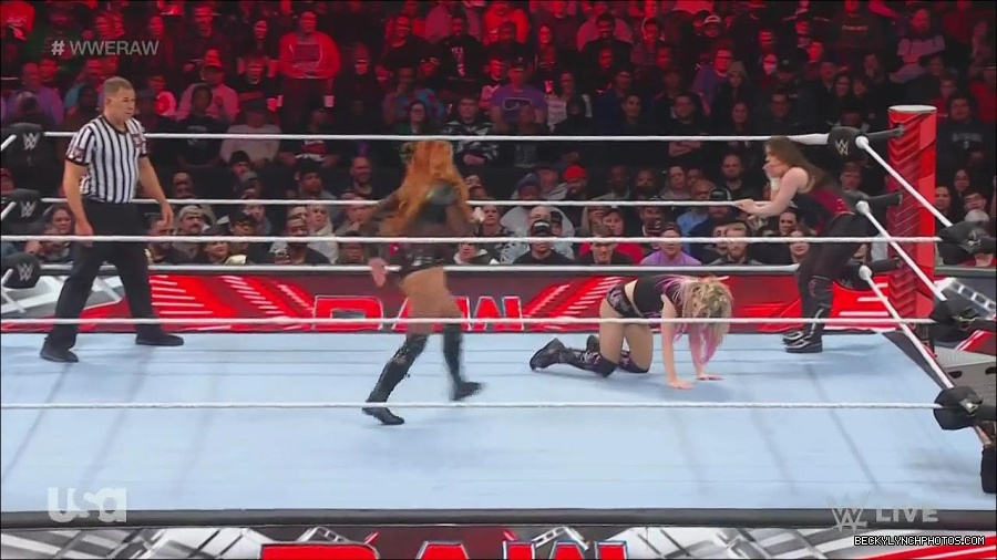 WWE_Monday_Night_Raw_2022_12_05_720p_HDTV_x264-NWCHD_mp4_006897281.jpg