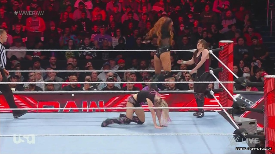 WWE_Monday_Night_Raw_2022_12_05_720p_HDTV_x264-NWCHD_mp4_006898482.jpg