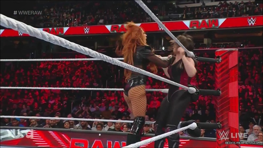 WWE_Monday_Night_Raw_2022_12_05_720p_HDTV_x264-NWCHD_mp4_006902887.jpg