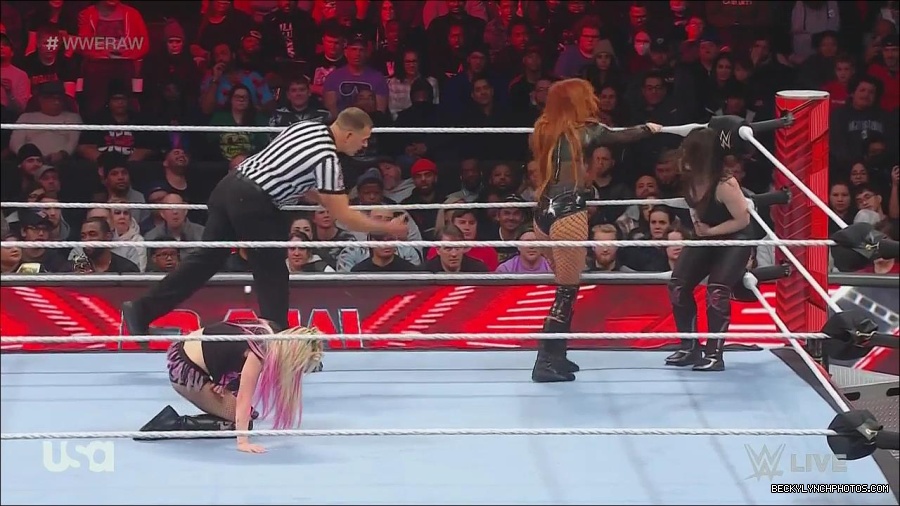 WWE_Monday_Night_Raw_2022_12_05_720p_HDTV_x264-NWCHD_mp4_006904488.jpg