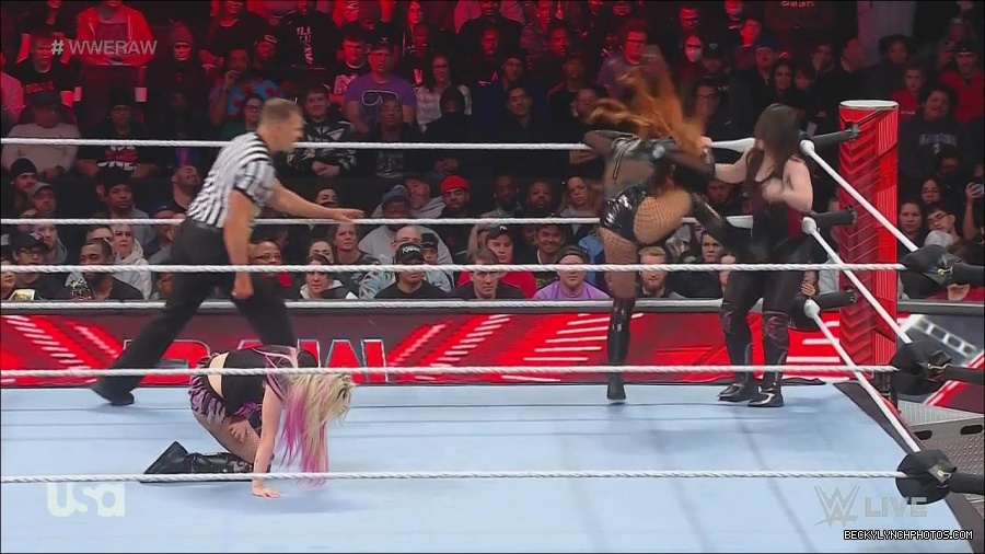 WWE_Monday_Night_Raw_2022_12_05_720p_HDTV_x264-NWCHD_mp4_006904889.jpg