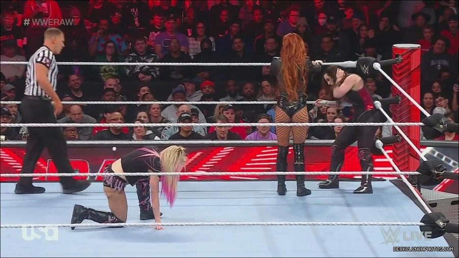 WWE_Monday_Night_Raw_2022_12_05_720p_HDTV_x264-NWCHD_mp4_006908993.jpg