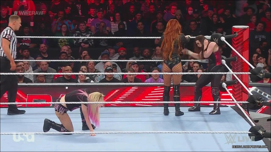 WWE_Monday_Night_Raw_2022_12_05_720p_HDTV_x264-NWCHD_mp4_006909393.jpg