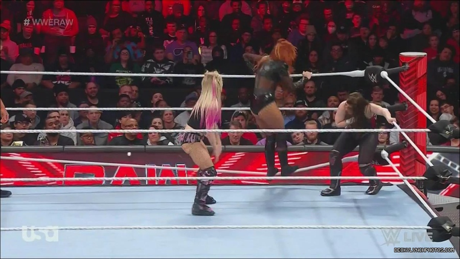WWE_Monday_Night_Raw_2022_12_05_720p_HDTV_x264-NWCHD_mp4_006915399.jpg