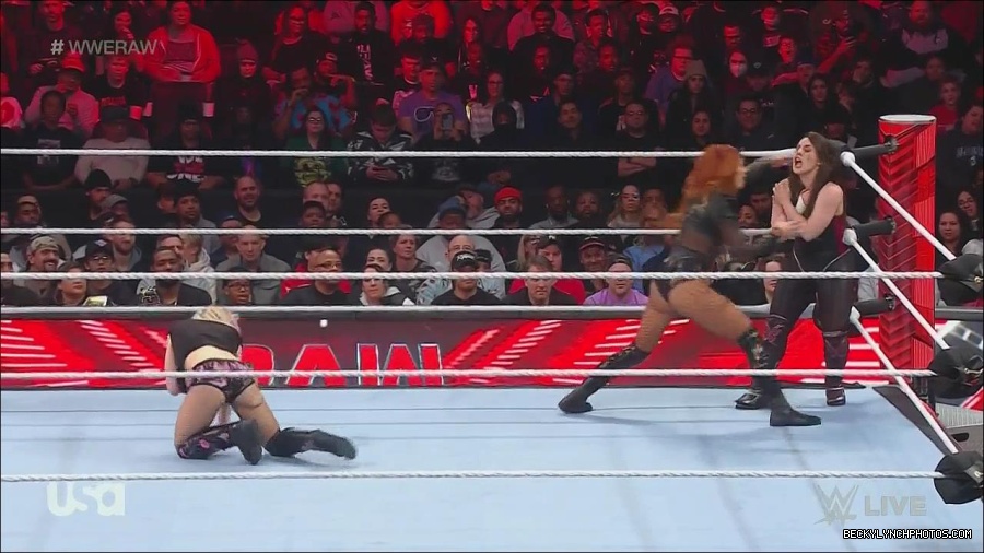 WWE_Monday_Night_Raw_2022_12_05_720p_HDTV_x264-NWCHD_mp4_006917802.jpg