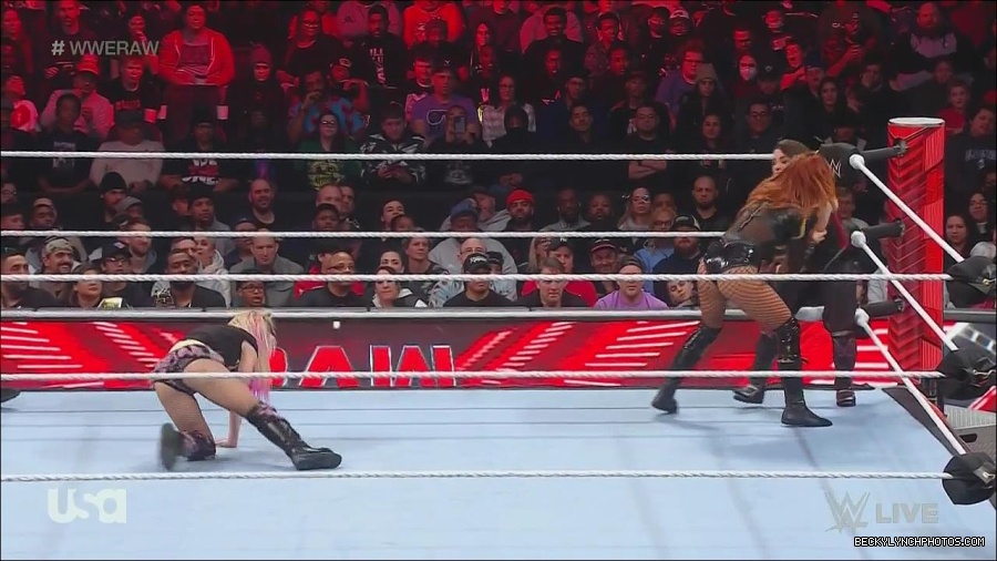WWE_Monday_Night_Raw_2022_12_05_720p_HDTV_x264-NWCHD_mp4_006918202.jpg