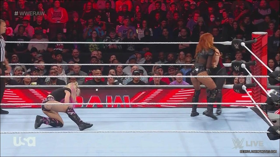 WWE_Monday_Night_Raw_2022_12_05_720p_HDTV_x264-NWCHD_mp4_006918602.jpg