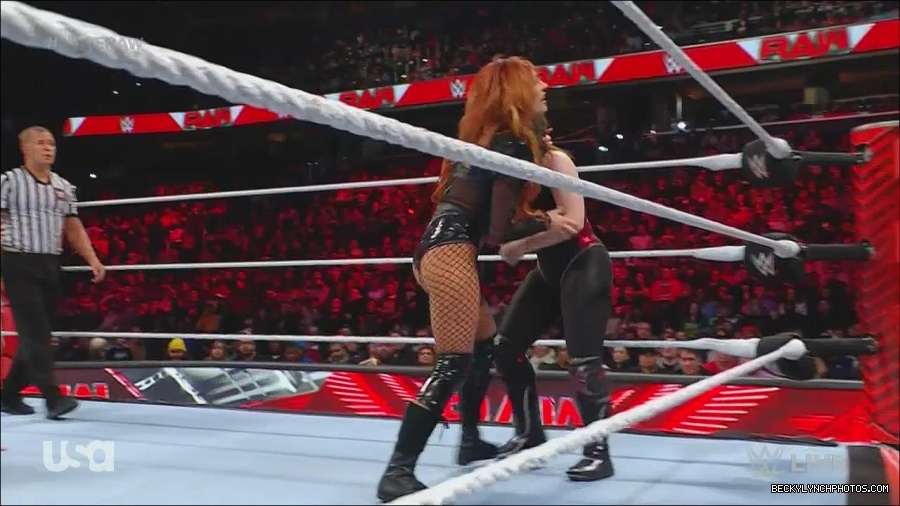 WWE_Monday_Night_Raw_2022_12_05_720p_HDTV_x264-NWCHD_mp4_006919003.jpg