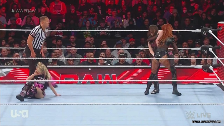 WWE_Monday_Night_Raw_2022_12_05_720p_HDTV_x264-NWCHD_mp4_006921005.jpg