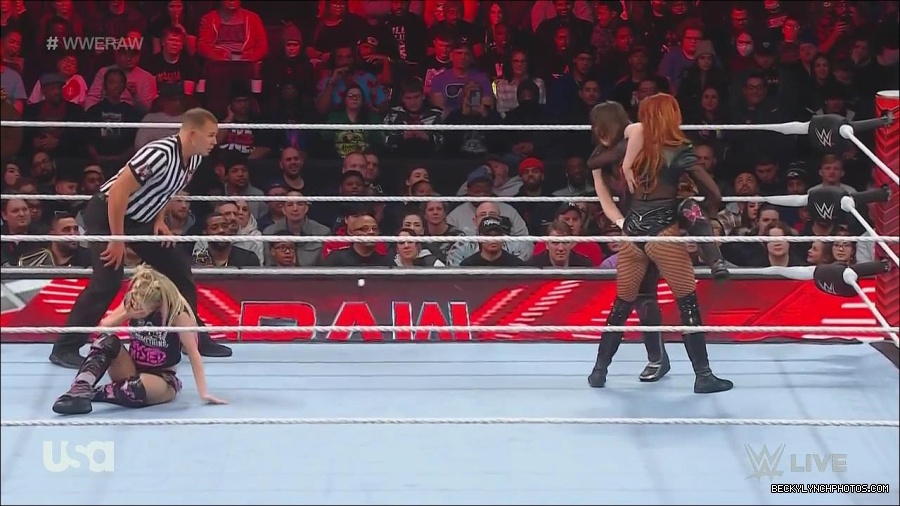 WWE_Monday_Night_Raw_2022_12_05_720p_HDTV_x264-NWCHD_mp4_006921405.jpg