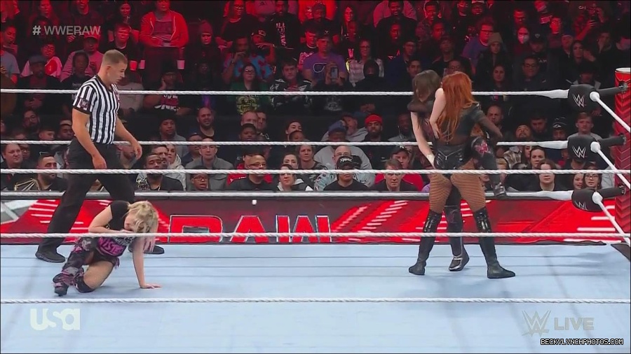 WWE_Monday_Night_Raw_2022_12_05_720p_HDTV_x264-NWCHD_mp4_006922206.jpg