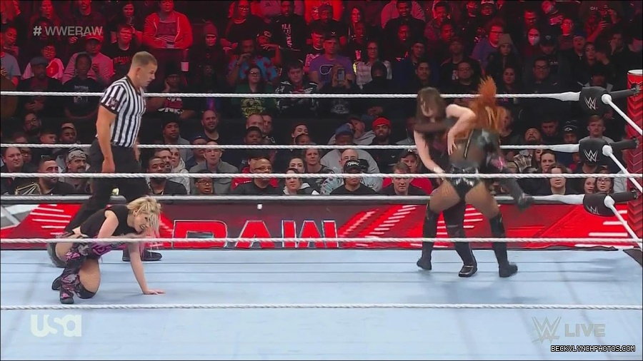 WWE_Monday_Night_Raw_2022_12_05_720p_HDTV_x264-NWCHD_mp4_006922606.jpg