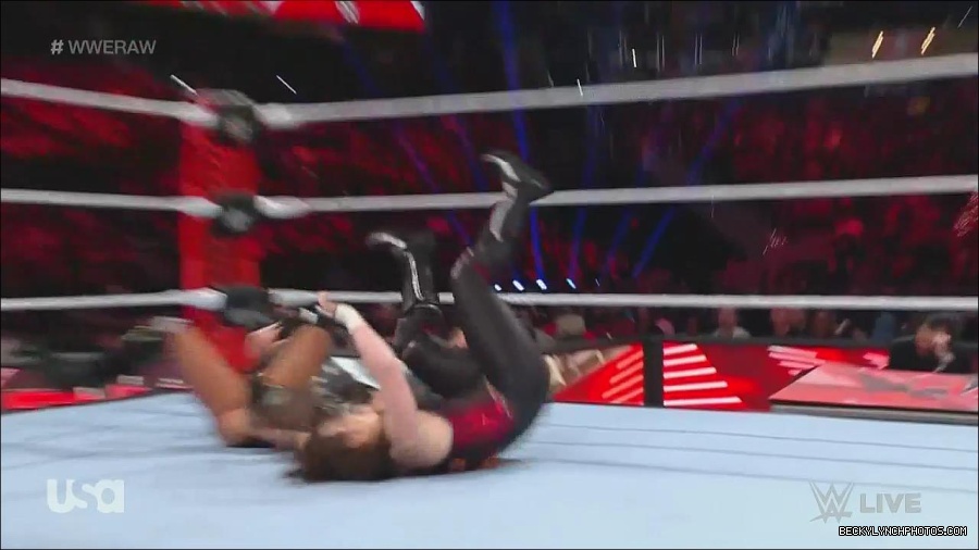 WWE_Monday_Night_Raw_2022_12_05_720p_HDTV_x264-NWCHD_mp4_006923407.jpg