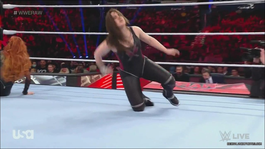 WWE_Monday_Night_Raw_2022_12_05_720p_HDTV_x264-NWCHD_mp4_006924208.jpg