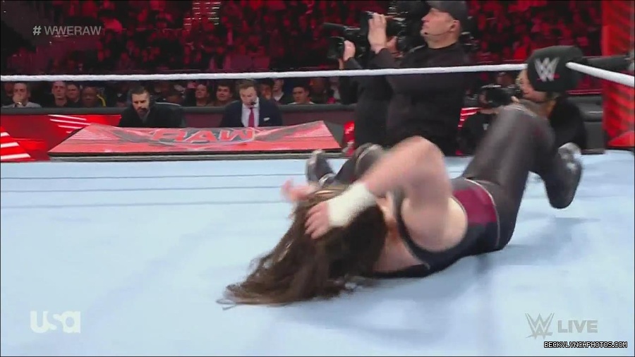 WWE_Monday_Night_Raw_2022_12_05_720p_HDTV_x264-NWCHD_mp4_006926210.jpg