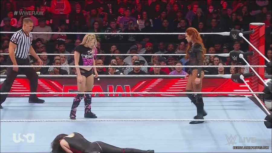 WWE_Monday_Night_Raw_2022_12_05_720p_HDTV_x264-NWCHD_mp4_006928212.jpg