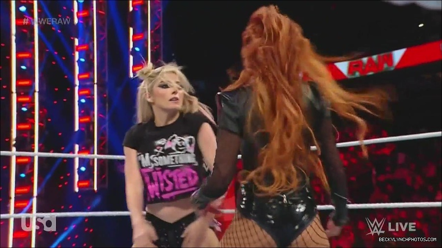 WWE_Monday_Night_Raw_2022_12_05_720p_HDTV_x264-NWCHD_mp4_006931816.jpg