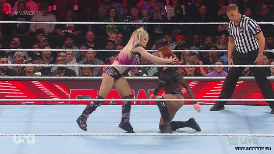 WWE_Monday_Night_Raw_2022_12_05_720p_HDTV_x264-NWCHD_mp4_006933417.jpg