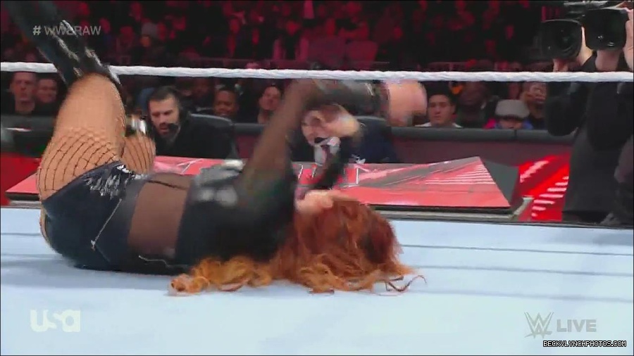 WWE_Monday_Night_Raw_2022_12_05_720p_HDTV_x264-NWCHD_mp4_006936620.jpg
